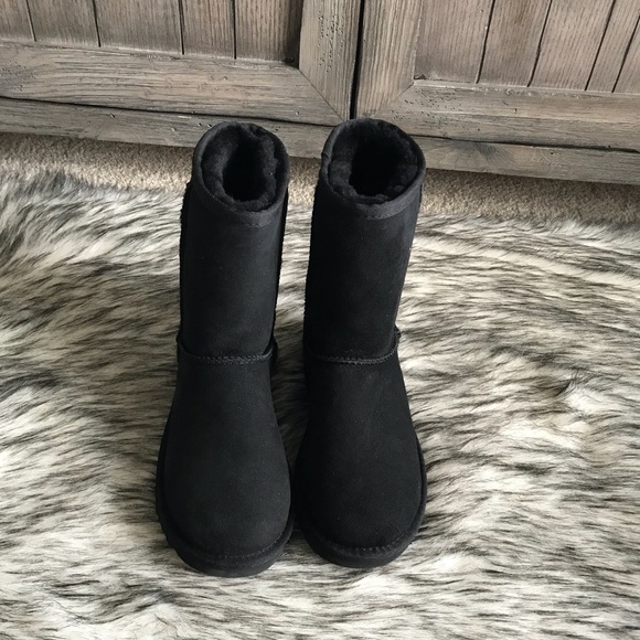 ✨Women’s UGG Classic Short II Boot in Black. ✨ - Picture 3 of 6